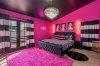 Dollhouse Daydream Barbie-inspired, Spacious 5-bedroom house with heated pool - 4-Star