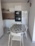 Newly renovated apartment/studio, garden level, quiet location, walking distance to beach and shops - 3星級