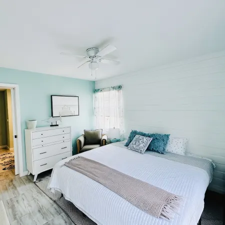 Newly Renovated 3BD/2BTH, 1 BLK to Beach