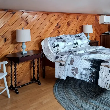 "The Wolf Den" - Lakefront suite with mountain views