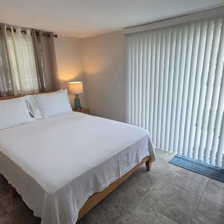 Peaceful accomodation. Walking distant to Port Richey waterfront restaurants.