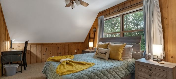 Charming 3-bedroom cabin w/ fire place Hotels in Windham County