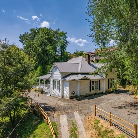 "STEPS TO BRYSON" - MTN VIEW, HOT TUB, FIREPIT, NEW REMODEL - WALK TO DOWNTOWN!