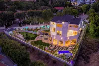 NEW!!! Ocean View Malibu Modern Home w/ Mini Golf & Spa