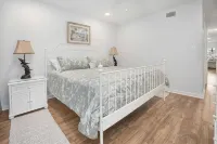 Sea Glass Getaway - Walk to Beach *King Bed* - Boutique