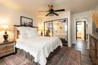 Riverfront Cottage Epic Walkable Location on River - Boutique