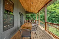 Long Views Retreat/3 Suites/Pet-Friendly - Sleeps 8 - Chalets