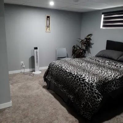 Private Basement Apartment with separate entrance - Bungalows