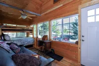 Historic 2.5-bedroom cabin w/sleeping porch - Chalets