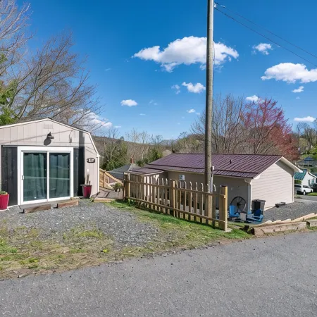1 BR / 1 BA - Walk to the park, restaurants, breweries & shops in town!