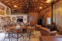 Julian Farmhouse/Fenced 2 acres with spa, right outside Julian. Pet Friendly!