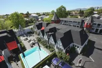 Camelot Motor Lodge - piscina