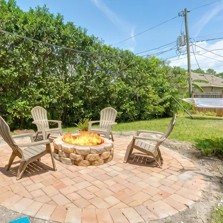 Private Pool - Bright Spacious Home Business or Family, 25 Min to Beach