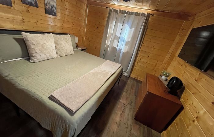 NEW Charming 3-bedroom cabin with WiFi, Hot Tub & ATV trailer parking in RRG
