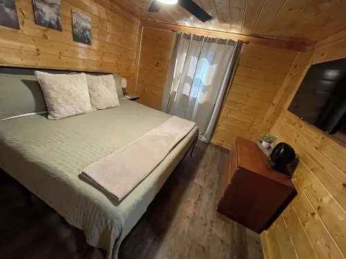 NEW Charming 3-bedroom cabin with WiFi, Hot Tub & ATV trailer parking in RRG