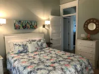 Modern 2B Carriage House 300' from the beach, walk to restaurants, sleeps 4