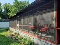 2-Bdrm Lake View/Access Cabin, Family/Pet Friendly, Large Screened Porch, Clean - Chalets