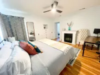 Modern 2-bedroom 1930's Bungalow Close to Downtown - 4-Star