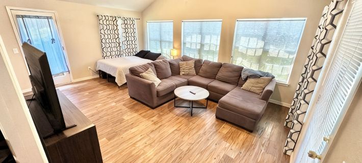 Charming 3-bedroom house central to everything in Edmond and handy to OKC Hotels in Edmond