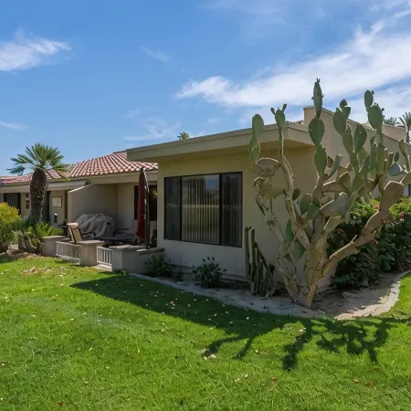 Desert Retreat with Golf course and Mountain views. Pickle Ball, Tennis, Pools!
