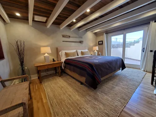 Quiet retreat near Plaza - Condos