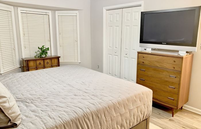 Updated Home on Creek *3 King Beds* 4 mi to UA