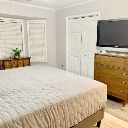 Updated Home on Creek *3 King Beds* 4 mi to UA