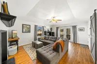 Charming, Hill Country Small-town Suite, Centrally located. - 3-Star