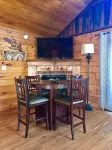 Mountaintop View 1.5 miles from downtown. Hot Tub, WiFi, Fireplace - Alphydda
