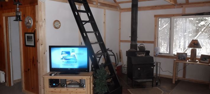 Cozy Camp Retreat! Enjoy four wheeling, hunting, 3 miles to Redfield Reservoir. Hotels in Oswego County
