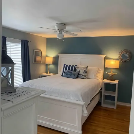 #3 Bright 1-Bdrm suite downtown with parking