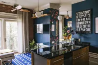 Chic Downtown Studio: A Hideaway Oasis - Boutique