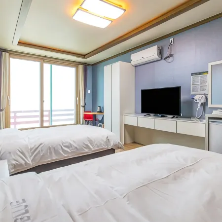 Gangneung C and Blue Pension Отели рядом с достопримечательностью «Библиотека «Сунджу»»