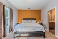 DFW Perfect Home with Garage Parking, Gated Yard,Business Amenities,Arcade game! - Jacuzzi