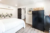 Stylish & Comfy Downtown Retreat: Queen Bed + Sofa Bed - Laundry - Free Parking! Hotels in 
