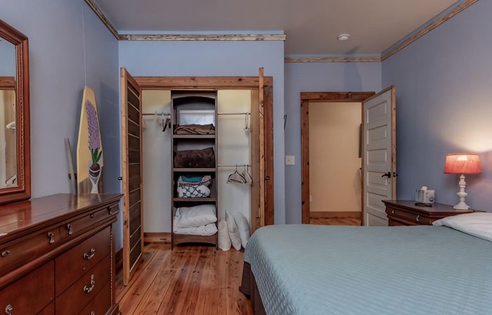 Eclectic & Spacious Guest Cottage (walk to downtown/pet friendly)