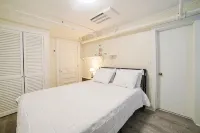 法爾茅斯市中心、距海灘數分鐘的翻新一卧室公寓 - 公寓