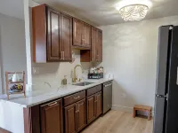 Charming 1-bedroom apartment. Pet friendly, King Bed, Washer & Dryer Hotels in Monroe