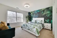Stunning Poconos Villa - Hot Tub, Pool, Game Room, Firepit, BBQ & more. Hoteles en 