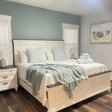 4-bedroom house in brilliant Kill Devil Hills, pet friendly, fenced in backyard