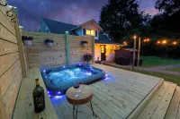 Cozy Farmhouse Gem! - 8 Min to NRG! Hot Tub/ EV Charger - Boutique