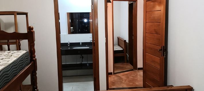 House 7 SUITES w / air 150 m from the beach - Cond. closed - Lit. N./ SP Hotels in Bertioga