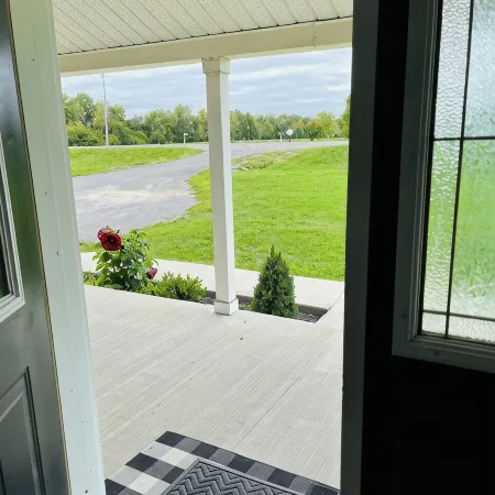 5 minutes to Picton downtown w/ beach pass! PEC apartment with backyard space