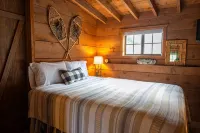 Secluded Lake Front Cabin w/ Private Dock/Boat Slip, Large Deck, Grill, WiFi. - Chalets