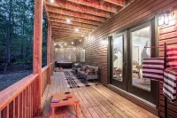 7BR Designer Home w/ Hot Tub, Game Room - Swimmingpools