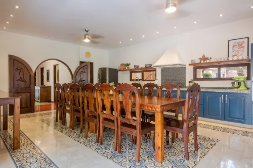 Spacious Private Villa with Pool Backing to Golf Course Beach Only Minutes Away - Homestays