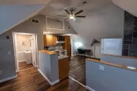 Cozy Loft steps from VT Downtown - Homestays
