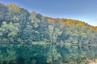 Riverfront House near Cow Shoals - King bed & WiFi - Hot Tub
