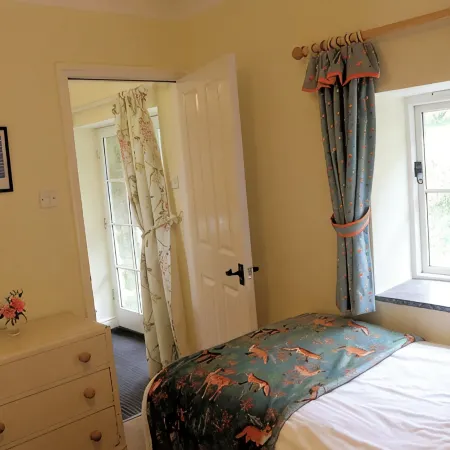 2 Bedroom Accommodation in Two Acres Of Gardens on edge of village of Blisland Hotele w: Bodmin