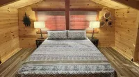 Cozy Cabin Escape w/Hot Tub, King Bed & Fire Pit - Homestays